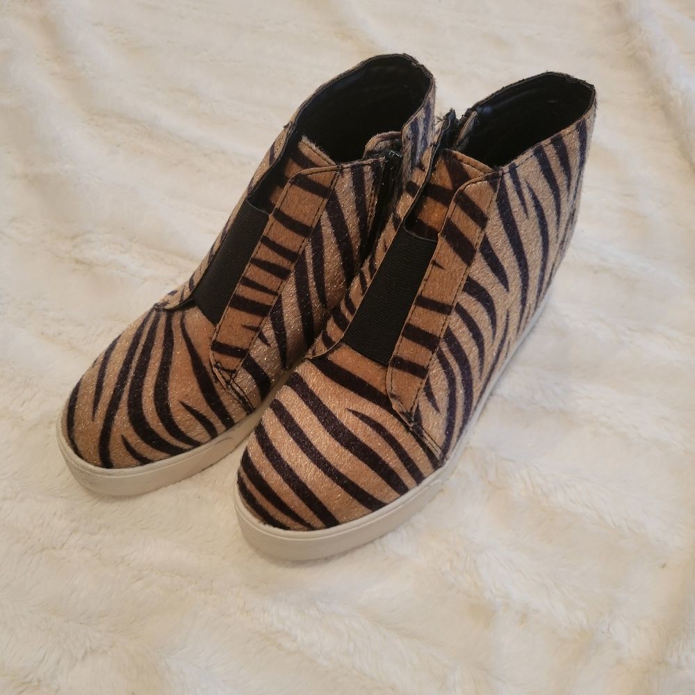 Soda Flat Chelsea Suede Platform Shoes Size 9